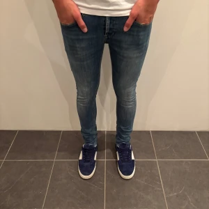 Dondup Jeans George  - Dondup Jeans George! Trendigaste jeansen på marknaden.  Skick= 9,5/10 Ny pris= 4000 kr Säljs för= 750 kr 