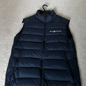 🔥ekta Sail Racing dunväst – Mörkblå, toppskick!  - Jag säljer en ekta Stilren Sail Racing dunväst i mörkblått. Jag använder inte västar så mycket därför jag säljer den, den är i väldigt bra skick då jag har it använt den. Pris kan alltid diskuteras 