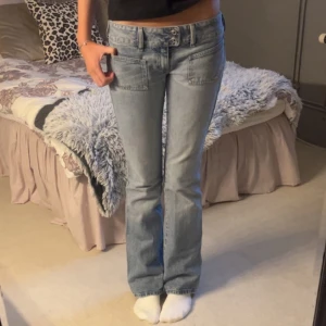 Lågmidjade jeans - Säljer dom här as snygga dieseljeansen i väldigt bra skick då de knappt kommit till användning, nypris 1795kr! skriv om ni undrar något! Jag är även 180 för preferens💗