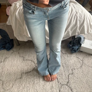 Ljusblå bootcut jeans zara - köpta 2023 använda några gånger men är i bra skick. inga tydliga defekter vad jag kan Se. Jag är 174, sitter bra på mig men funkar även på kortare. Jag skulle säga att det är en strl M