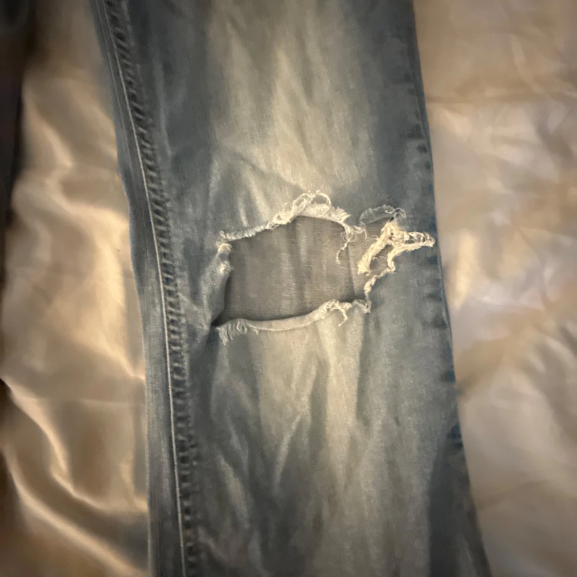 Ljusblå bootcut jeans med slitningar - 3