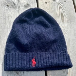 Raffe mössa - Jätte fin Ralph louren mössa. | topp skick ~ 9/10 | | nypris 799, köpt på johnells | | mitt pris 349 | ( pris kan diskuteras så hör av er bara ) mvh Liam🙂🙌🏽