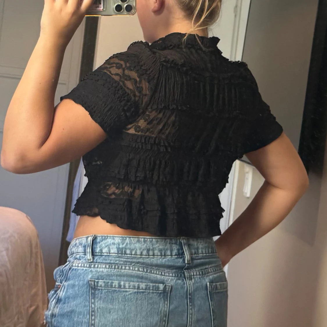 Svart spetsig croppad blus med volanger - 1