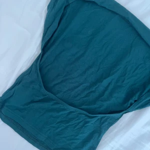 Mörkgrön rygglös tröja  - En enkel och stilren mörkgrön rygglös tröja