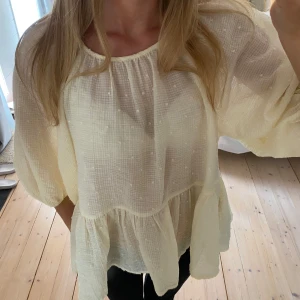 Blus - Blus med prickar