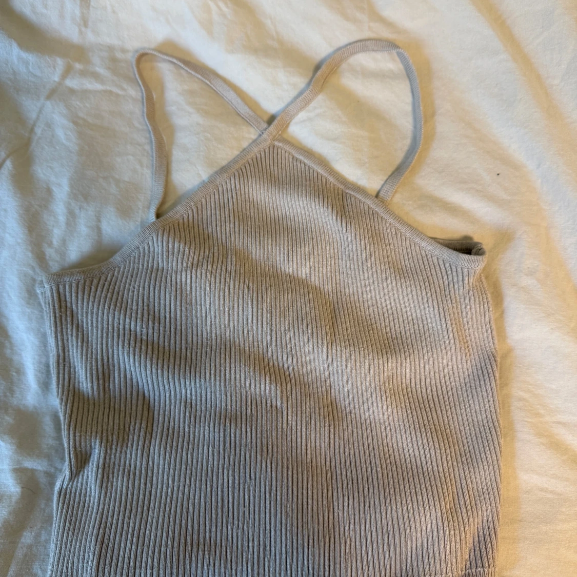 Beige ribbad linnetopp med smala band