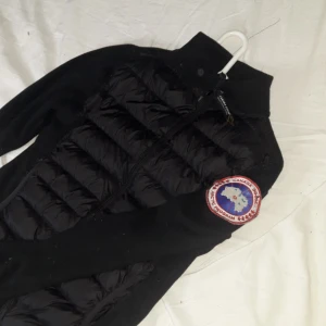 Canada goose cardigan - TVEKA INTE MED PRISFÖRSLAG!!!!!!!!!     Här har vi en Canada goose cardigan för tjejer i stolek xs för tjejer! Den sitter ganska tighta och har med sig sina Nicea Canada goose tags på jackan. Den är som sagt inte för grabbar den är tjej och inte helt ny. Den är oxå gjord svart, alltså inte från en fabrik.
