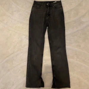 Svarta bootcut jeans från H&M - Snygga svarta jeans från H&M med slit längst ner. Skriv om mer info/bilder behövs❤️