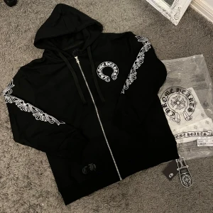 CHROME HEARTS KOFTA  - hej säljer denna chrome hearts hoodie, riktigt bra kvalite, och alla tags/lappar hänger kvar! 