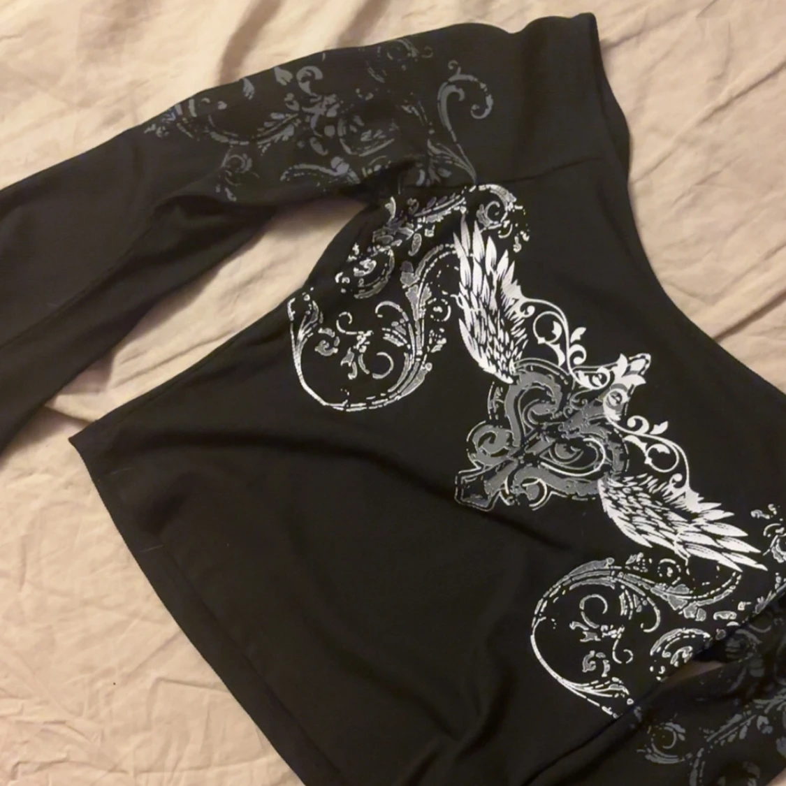 Svart långärmad topp med silvertryck - 1