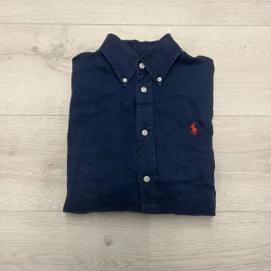 Ralph lauren skjorta marinblå - Säljer denna sjukt snygga och sköna Ralph lauren skjortan. Skjortan är i strl S och har inga defekter eller liknade. Hör av er vid frågor eller funderingar!😃🤩
