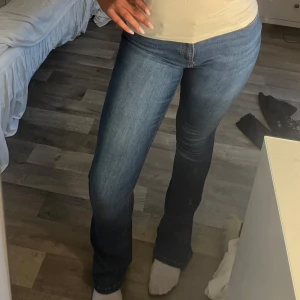 Blå bootcut jeans från ONLY - Snygga blå jeans från ONLY med klassisk bootcut-modell. Jeansen har fickor, dragkedja och knapp framtill. Jag köpte jeansen för 800kr och har använt max 2 gnr, Men om någon vill diskutera pris är det bara att skriva💘 