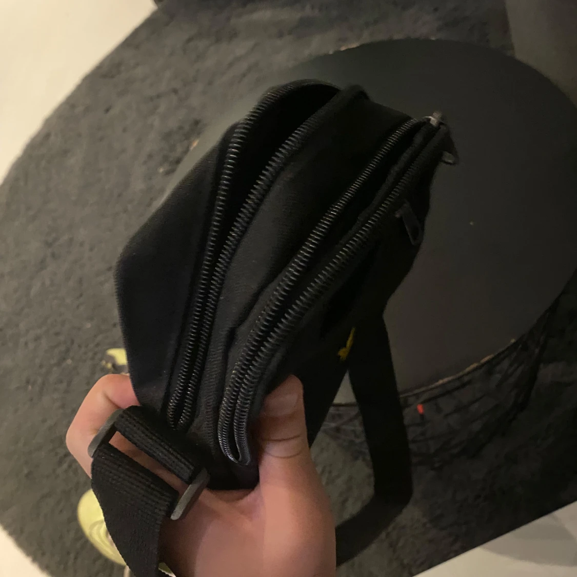 Svart axelväska från Lyle & Scott - 1