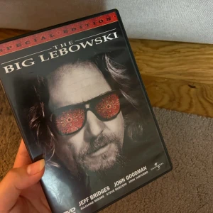 The Big Lebowski - Special Edition av kultklassikern The Big Lebowski! Följ med på ett galet äventyr med Jeff Bridges och John Goodman. Perfekt för dig som gillar unika berättelser, humor och ikoniska filmögonblick. Innehåller extramaterial som making of och foto av Jeff Bridges.