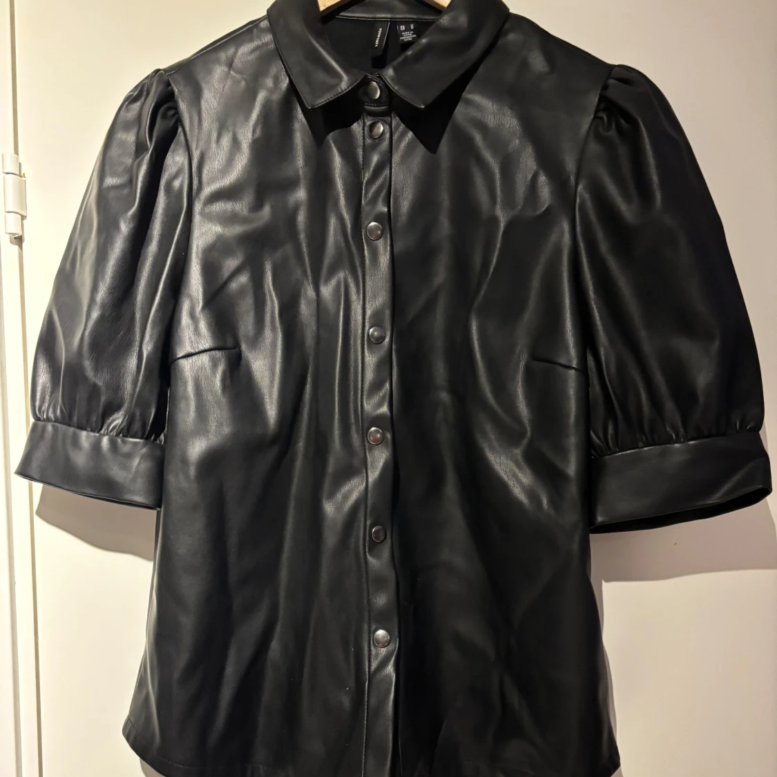 Svart blus i skin imitation 