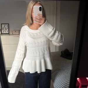 Vit stickad tröja med volang - Från Gina tricot, aldrig använd❤️ priset går att diskutera