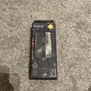 Handtag - Ett par svart vita scooter handtag. Kommer från nkd. Typ två cm i hålet