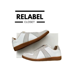 Maison Margiela  - Säljer ett par snygga Maison Margiela i storlek 43. Bra skick och säljer för 2900kr! Kontakta för fler bilder eller frågor! Pris kan diskuteras vid snabb affär 🤝