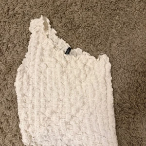 Vit oneshoulder topp från HM - Superfin vit topp från HM i oneshoulder-modell. 