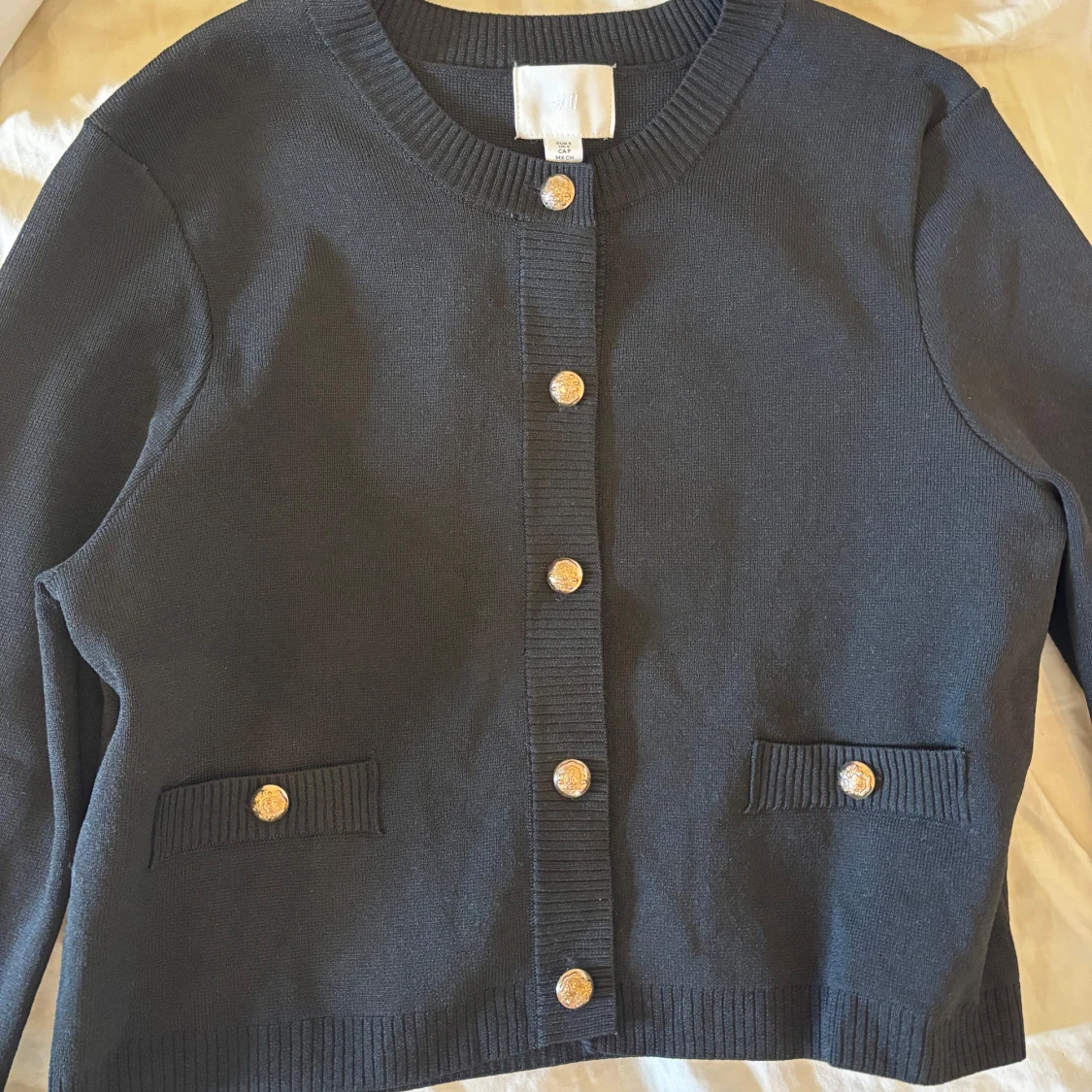 Svart kofta med guldknappar från H&M