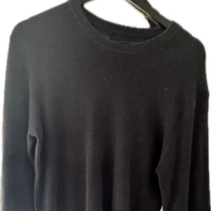 Svart stickad tröja från Riley - Riley i storlek S, passar inte längre. Köptes för 899:- | Skön till hösten och brudarna kryllar