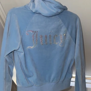  Juicy Couture hoodie - Croppad hoodie. Några diamanter har gått av vid J:et, men inget märkbart. Pris kan diskuteras 
