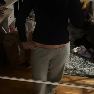 Grå mjukisbyxor med relaxed fit - Säljer en helt vanlig svart stickad tröja! Skönt material och väldigt fin till ett par jenns. 