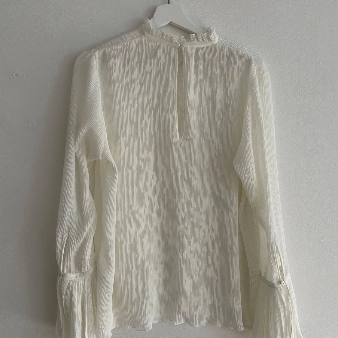 Vit plisserad blus med volangärm - 1