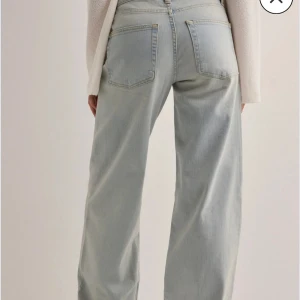 Nelly jeans  - Säljer ljusblåa jeans från Nelly i modellen low waist loose.