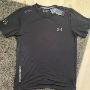 Under armour tshirt - Under armour tshirt i storlek m men passar också s