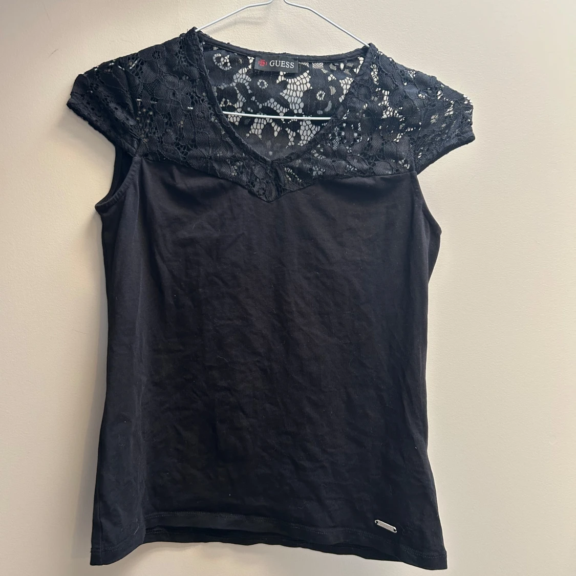 Svart spetsdetaljerad topp från Guess