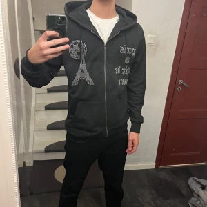 Rinestone hoodie från blinglucid - Säljer denna rinestone  zip-hoodie från blinglucid i perfekt skick och använd bara ett fåtal gånger, ordinarie pris ca: 700 kr