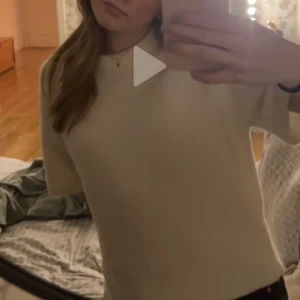 Vit stickad kortärmad tröja - Stickad Tshirt från gina! Perfekt till hösten. Kan absolut skicka fler bilder om det önskas. Pris kan alltid diskuteras❣️❣️