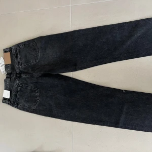 Svarta jeans från Zara i modellen straight (Kille) - Snygga svarta jeans från Zara i storlek 38 och modellen straight. Vi hade köpt dessa till min bror men de passade honom inte och när vi skulle lämna tillbaka de var det försent. De har aldrig använts men har provat på. Väldigt bra skick 👍 