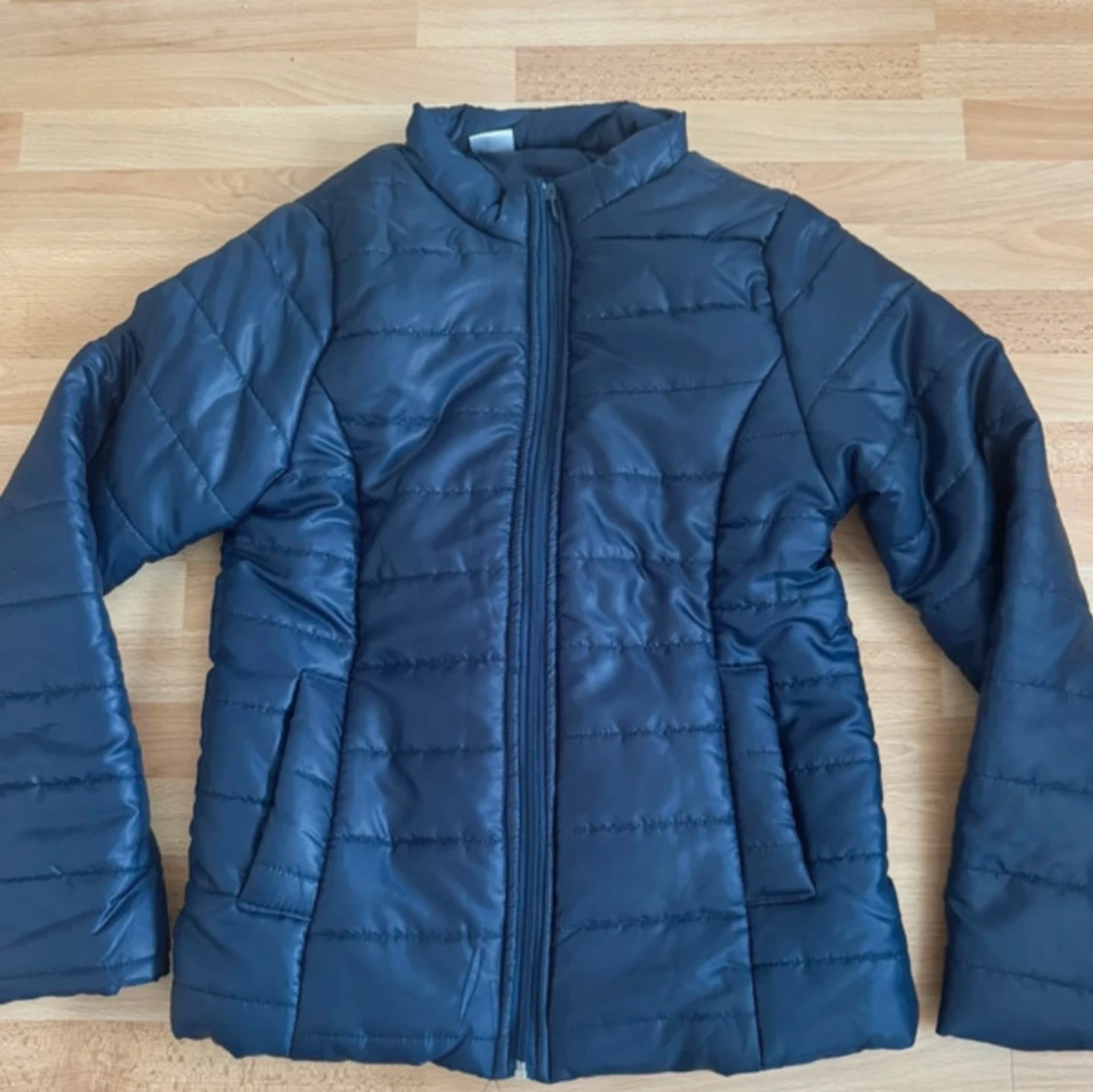 Ny. Mörkblå quiltad pufferjacka stl 34/36