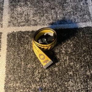 Off white skärp - Hej, jag ska sälja litt off white skärp då ja inte har nån användning av det! Priset är lågt för att de va längesen ja köpte det. Org pris 1200