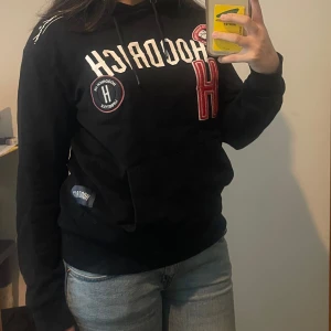 Svart hoodie från Hoodrich  - Svart hoodie från Hoodrich. Använd 2-3 gånger