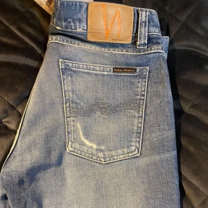 Nudie jeans  - Blå jeans ifrån nudie, storlek 30/30 och passformen är thight terry , nypris 1600, mitt pris 399! Modellen har snygga slitningar vid fickan och knäna. Skriv gärna om du har några frågor.