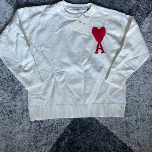 Ami paris sweatshirt - Ami paris sweatshirt. Riktig fräsch tröja nu inför hösten. Varmt och skönt material. Storlek S.