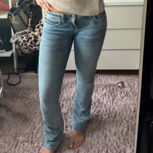 Ljusblå bootcut jeans från Ltb - Säljer ett par ljusblå jeans med bootcut-modell och klassisk femficksdesign. Jeansen har låg midja och är tillverkade i mjukt denimtyg. Perfekta för dig som gillar en avslappnad men ändå snygg stil. Jeans från Ltb i modellen valerie i storlek 25/32. Säljer då den inte kommer till användning! Skriv för fler bilder!