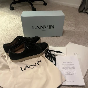 Lanvin cap toe  - lanvin cap toes i uk 9 skulle säga storlek 43-44. De är i okej skick men ser fortfarande sjukt snygga ut i alla olika tillfällen. Bara höra av er om ni har frågor eller vill ha fler bilder☺️ kan mötas upp i Stockholm 👍
