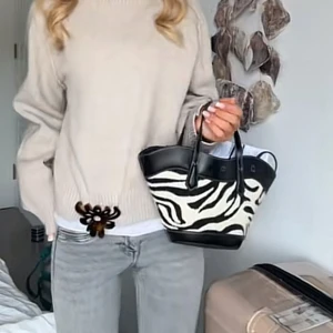 väska - säljer min uuuursnygga, trendiga och helt slutsålda väska från hm 💕💕💕 i toppskick 😘😘😘😘