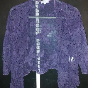 Lila spetskofta med pärlor från Peruna - Säljer en lila kofta från Peruna i transparent spets med dekorativa pärlor. Något mörkare i nyansen 