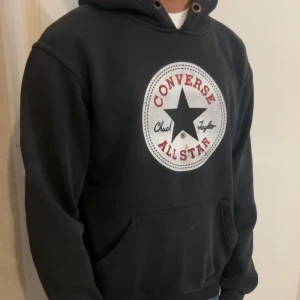 Converse Hoodie - Helt okej skick. Lite defekter här och där men inget som syns. endast 249. Storlek S