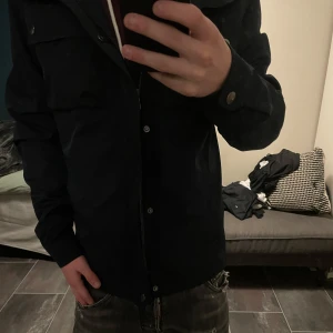 Dressman Jacka - Säljer nu denna otroligt snygga mörkblåa jacka från dressmann som passar perfekt till våren. Den har typ aldrig använts då den inte passade mig som jag ville. Tror ny pris är över 1000 lappen. Storlek M