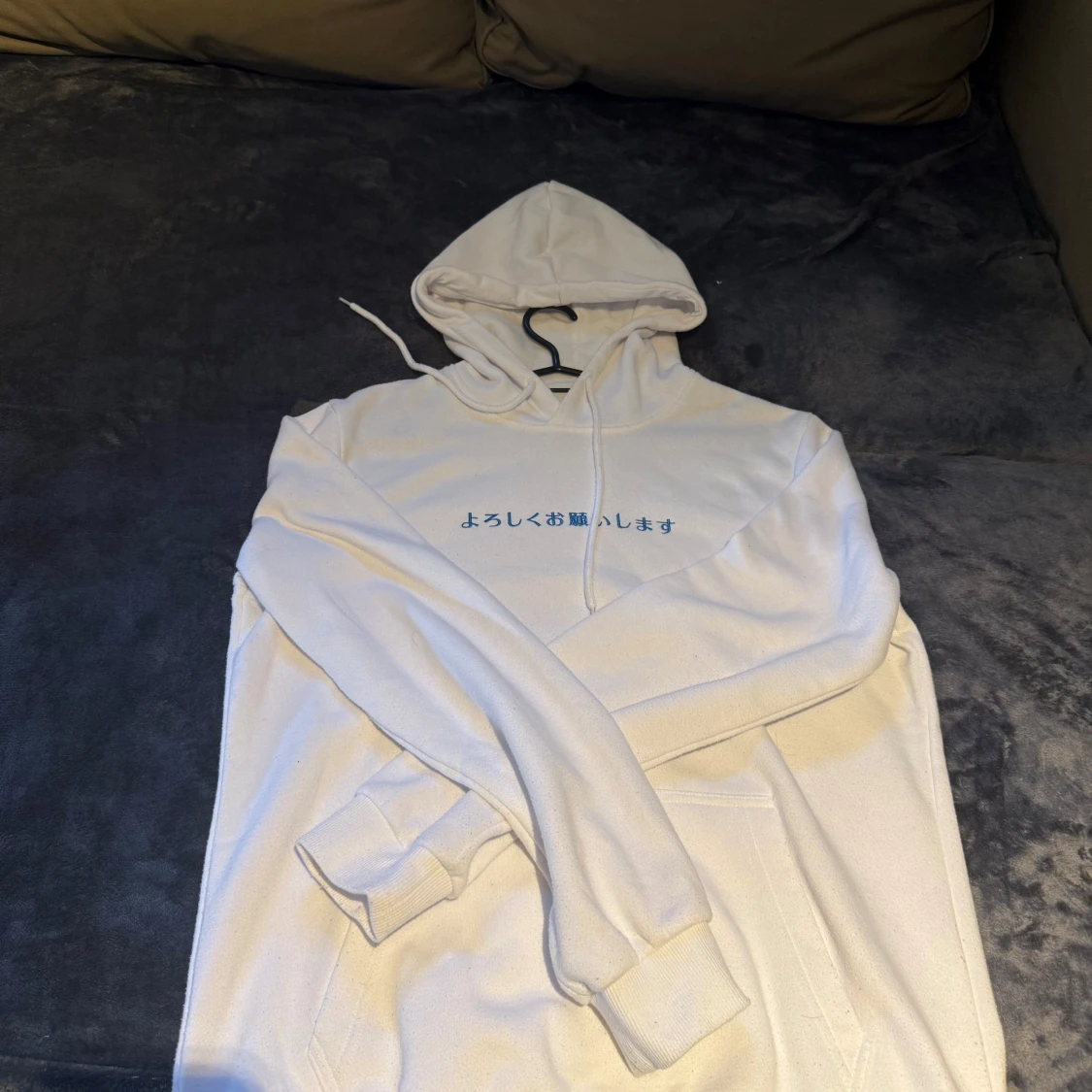 Vit hoodie med japanskt tryck