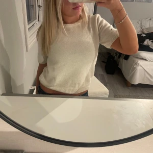 Vit stickad tröja från H&M - Säljer en enkel och fräsch vit stickad tröja från H&M i storlek M, skulle dock säga att den är mer som xs/s i storleken . Tröjan har korta ärmar, rund hals och ribbade kanter.  