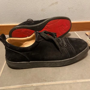 Christian Louboutins - Tja, säljer ett par Louboutin skor då jag inte längre använder de. Har använt skorna ett tag så de har en del slitningar men inget man direkt märker. Sömmarna där bak på skorna har släppt lite så de bildas ett hål om man drar där bak men inget som syns. 