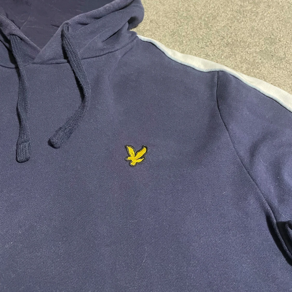 Mörkblå hoodie från Lyle & Scott - 1