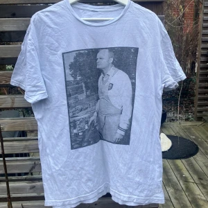Vit t-shirt med tryck - Säljer nu denna fredrik schiller tröja (KBK). Denna T-shirten då den är för liten. Kom privat för frågor. Inga synliga fläckor vad ja ser. Inga hål. Priset ej hugget i sten